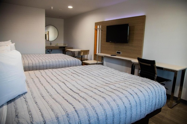 Pico Rivera Inn and Suites image 3