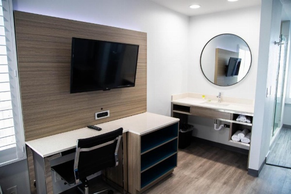 Pico Rivera Inn and Suites image 7